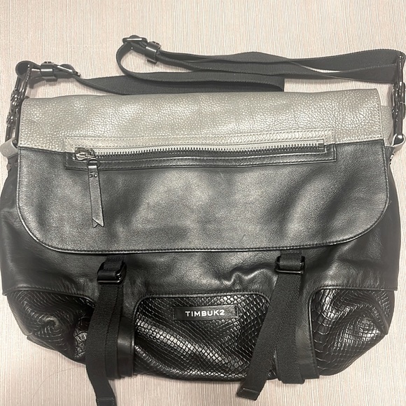 Timbuk2 Handbags - Timbuk2 Leather Messenger Bag